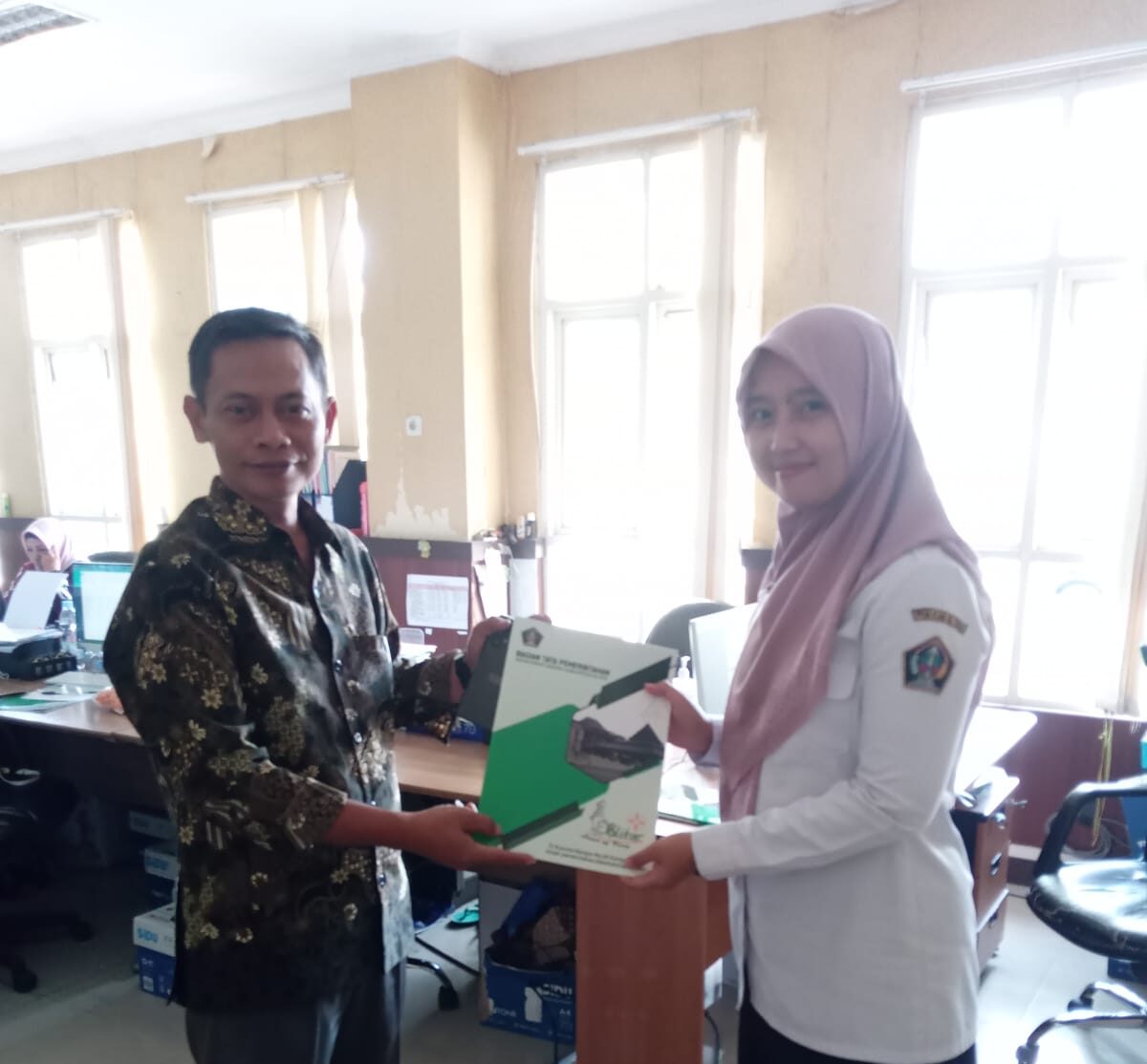 SERAH TERIMA MEMORANDUM OF UNDERSTANDING (MOU) STIEKEN BLITAR DENGAN PEMKAB BLITAR